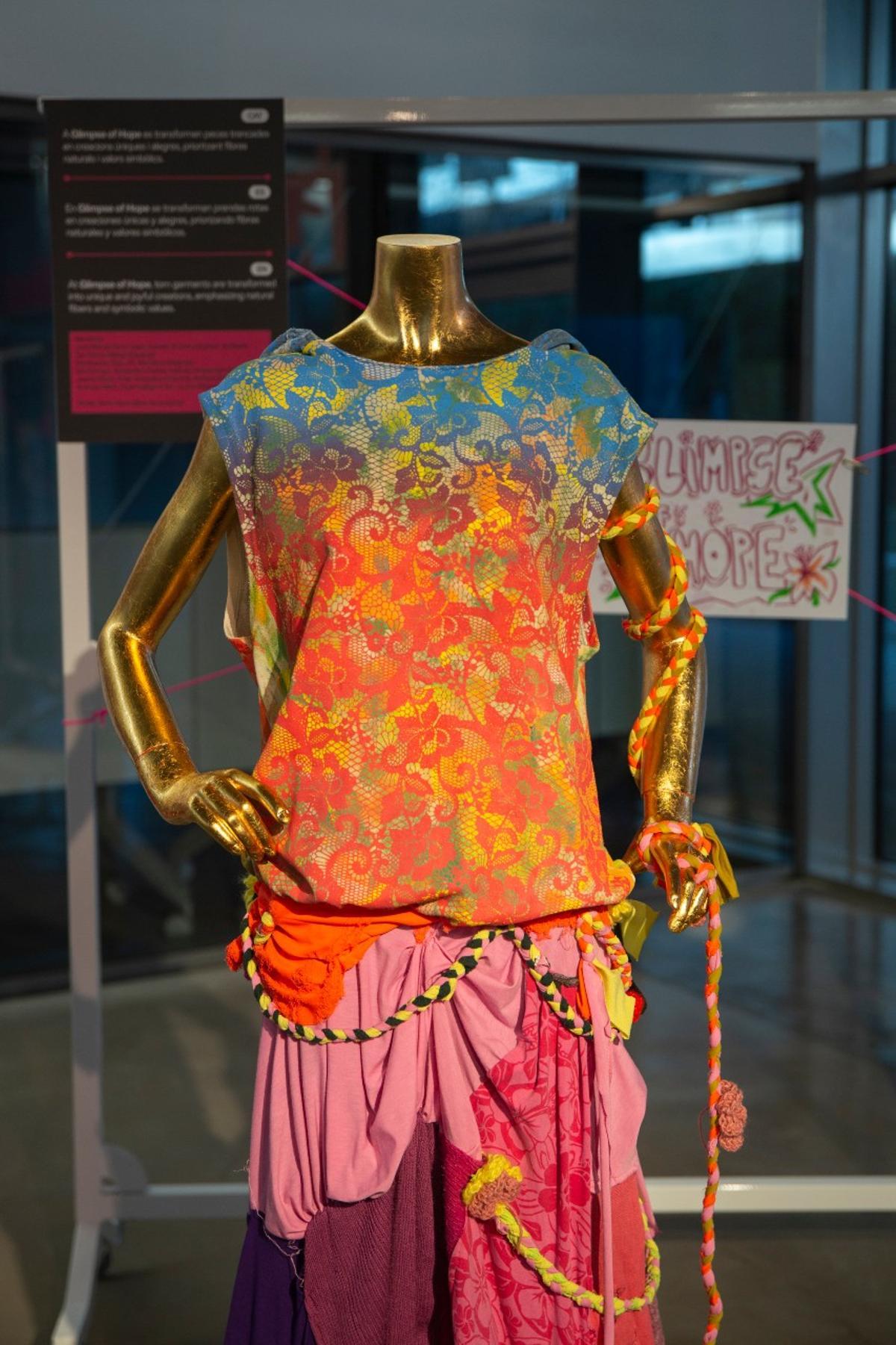 Un conjunto a partir de prendas reparadas.