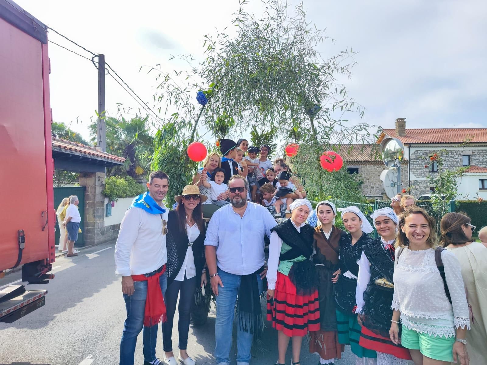 Quintueles, un derroche de color por San Bartolomé: así ha sido el desfile de carrozas