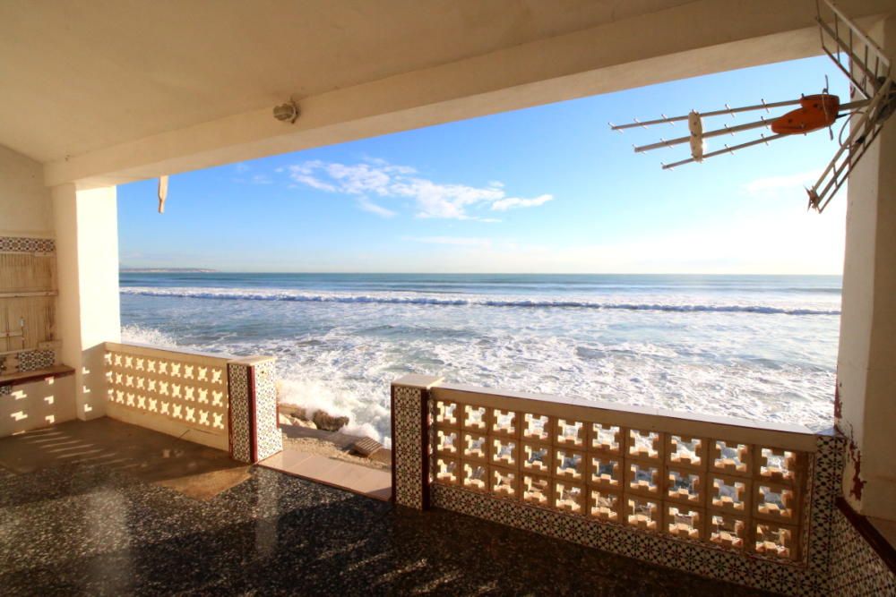 Las casas sufren derrumbes y el mar destruye porches y aceras y abre grandes socavones