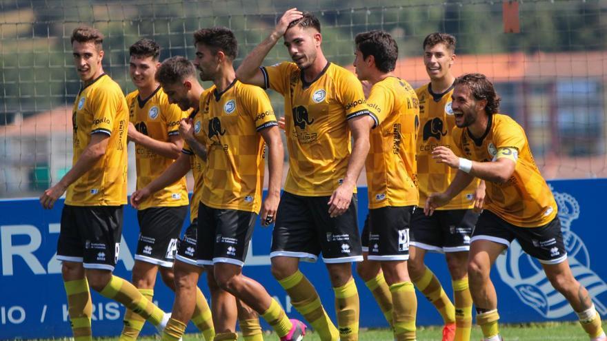 Los jugadores charros celebran el gol de Ekaitz Jiménez a la Real Sociedad B. |  // UNIONISTAS DE SALAMANCA