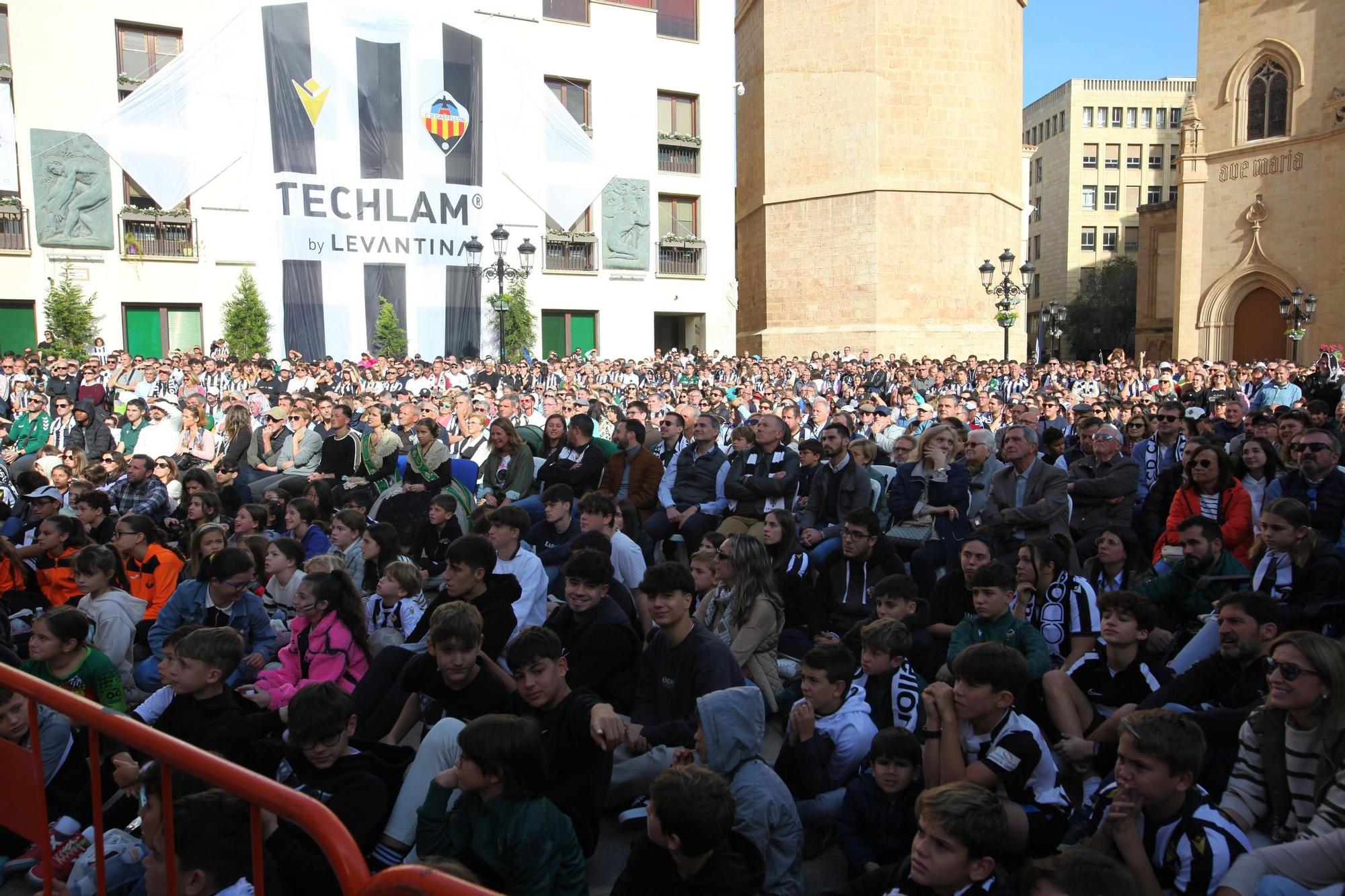 La plaza Mayor de Castelló se tiñe de albinegrismo en un día para el recuerdo