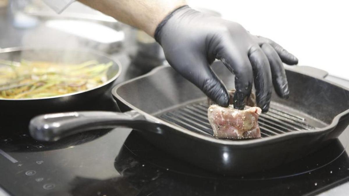Metus Mustafa Demir durante la preparación del solomillo de ternera.