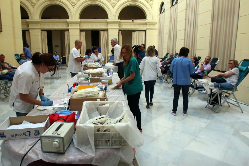 El Ayuntamiento de Málaga acoge la novena edición de este maratón solidario de donación de sangre.