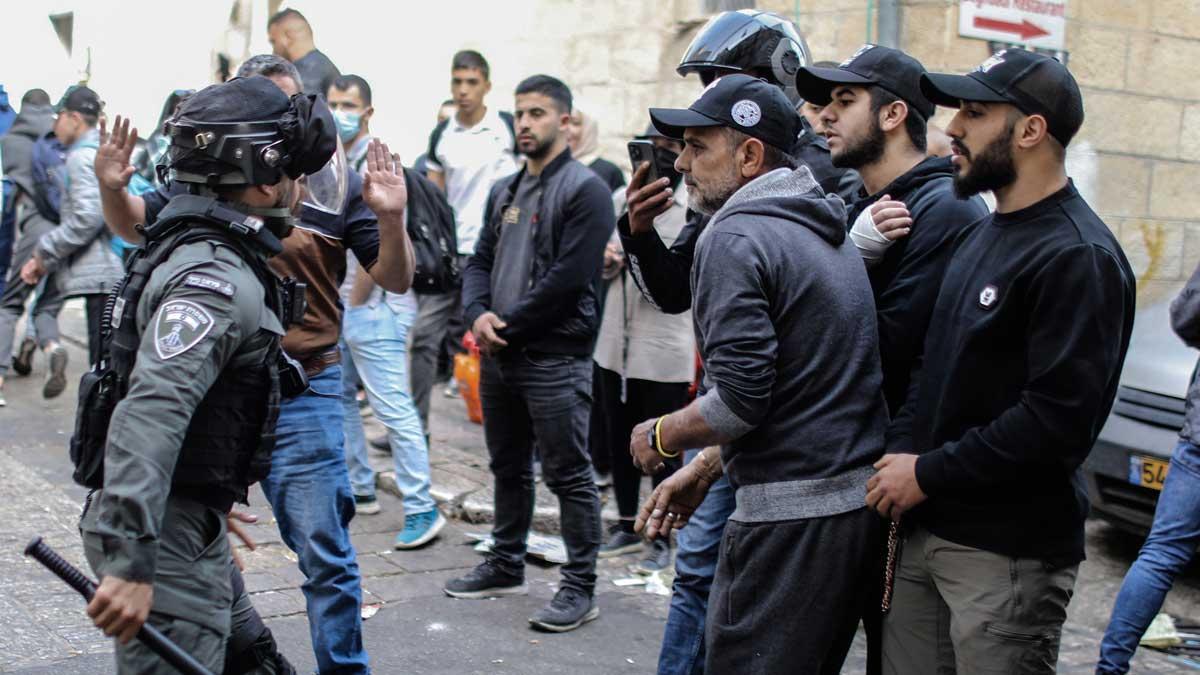 Las fuerzas de seguridad de Israel se enfrentan a ciudadanos palestinos en la ciudad vieja de Jerusalén.