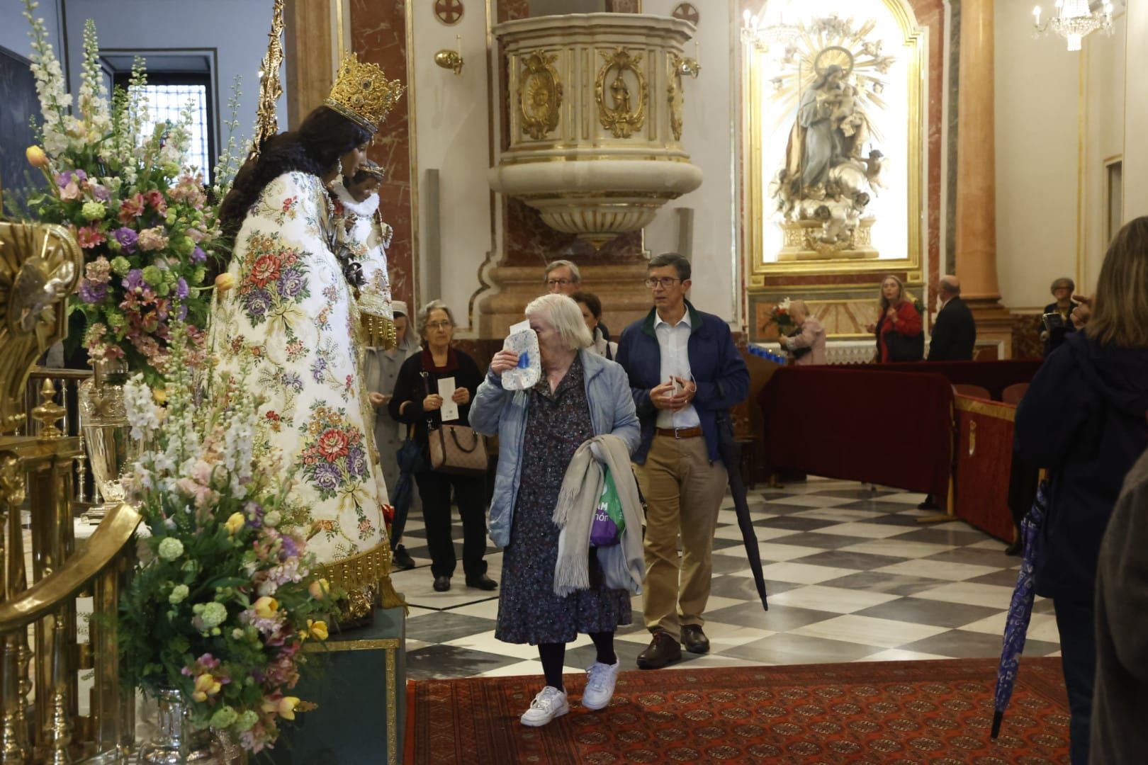 Comienza el besamanos a la virgen