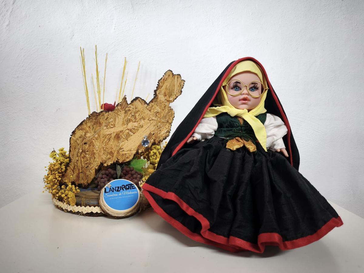 Customizan muñecas con los trajes típicos de las islas Canarias