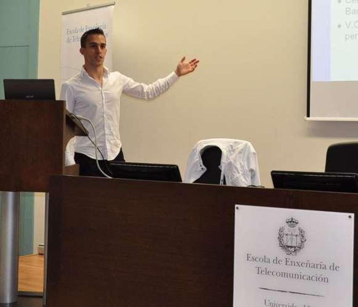 El ingeniero Iván Pérez, durante la defensa de su proyecto .  // Duvi