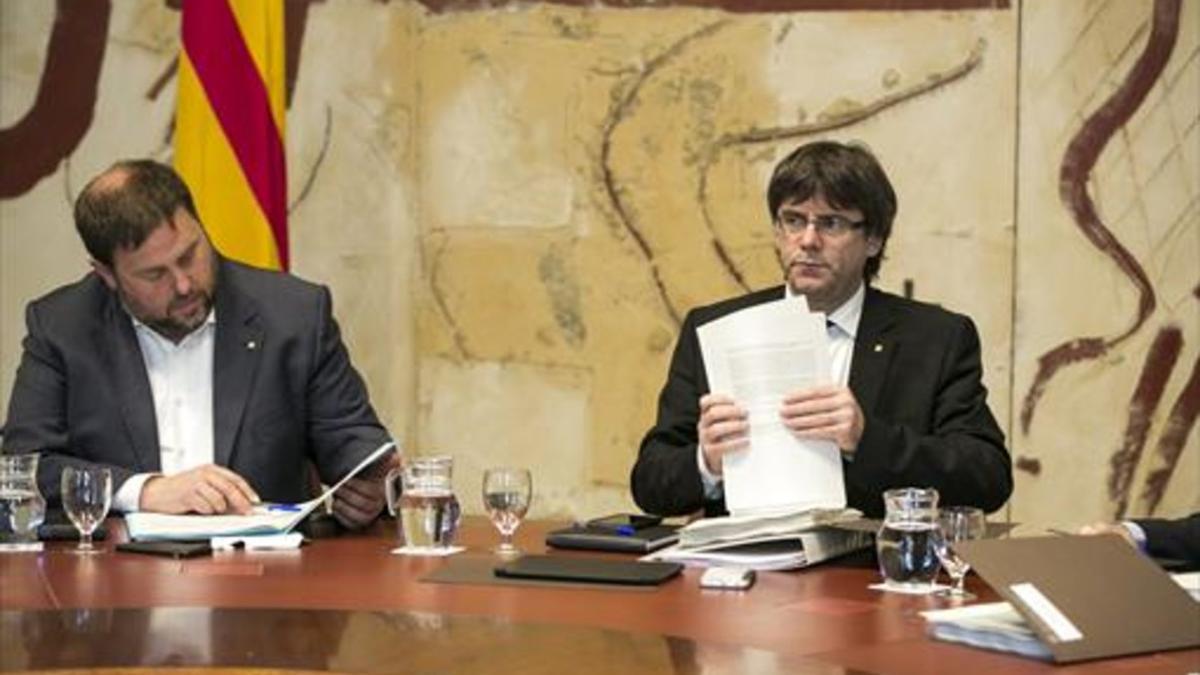 El 'vicepresident' Oriol Junqueras y el 'president' Carles Puigdemont, ayer, en el Palau de la Generalitat.