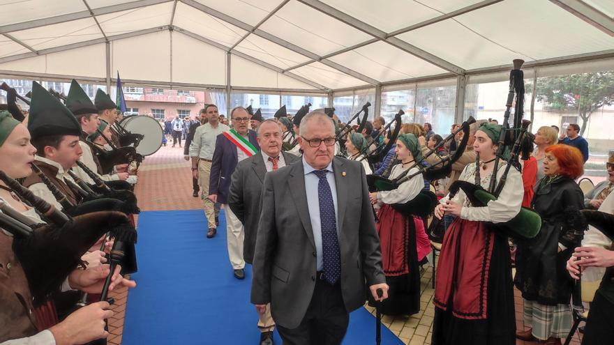 VÍDEO | El acto de hermanamiento entre Luarca y Corteno Golgi reivindica &quot;la ciencia como un vehículo de paz&quot;