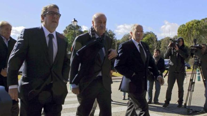 En el centro, el seleccionador español Vicente del Bosque a su llegada ayer al tanatorio La Paz de Tres Cantos (Madrid). / fernando alvarado / efe