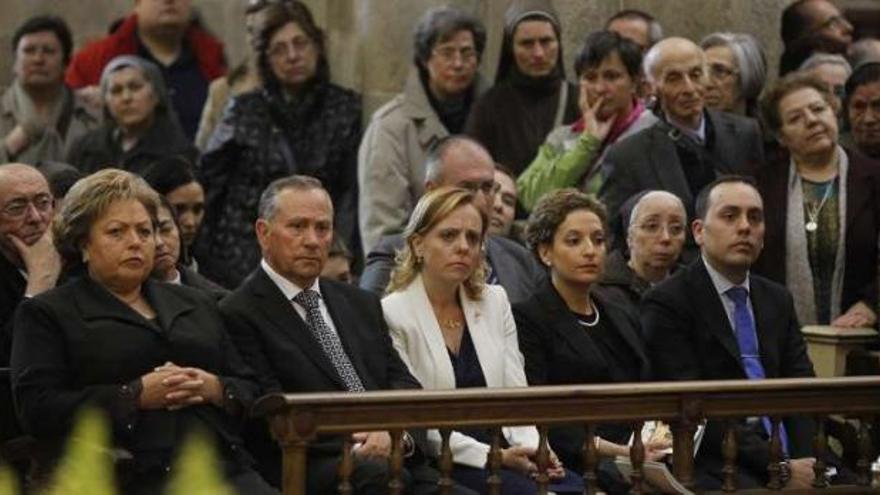 Familiares y vecinos del nuevo arzobispo, durante la ceremonia.  // Óscar Corral