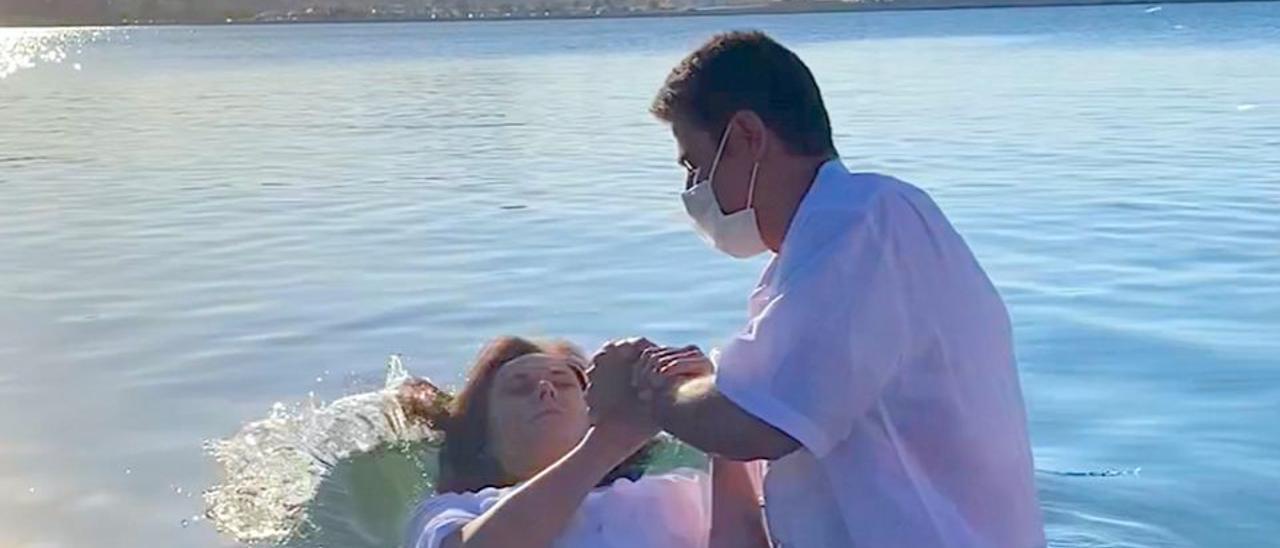 El momento en el que una de las participantes recibe el bautismo por inmersión total