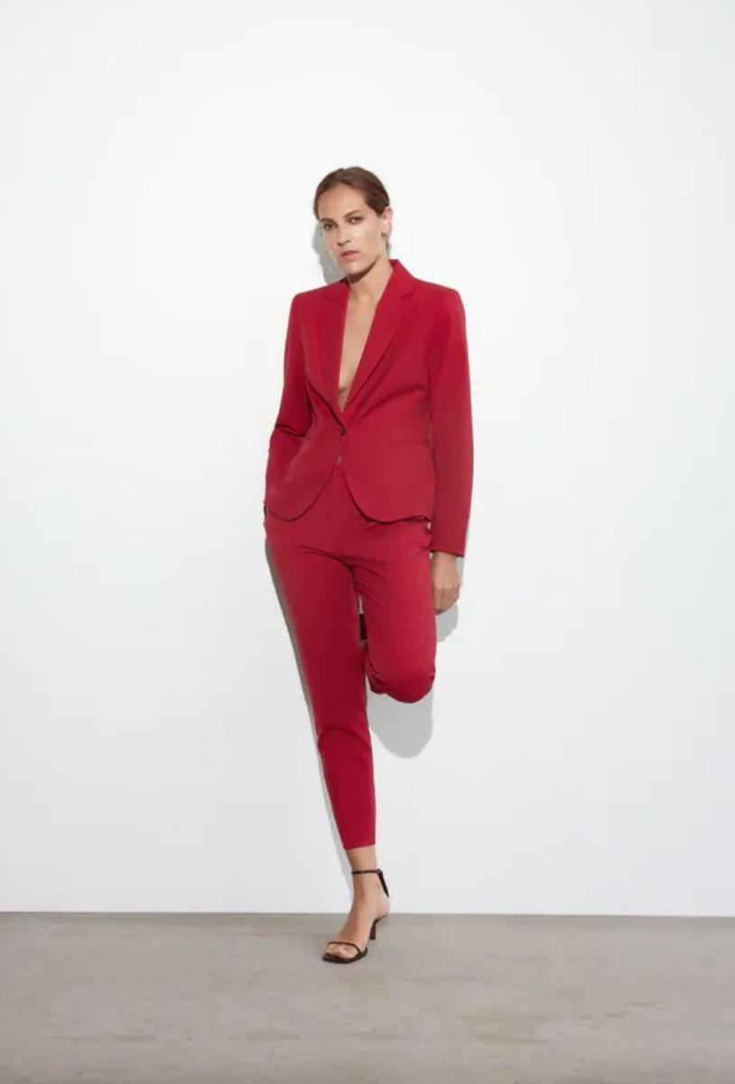 Traje rojo de Zara