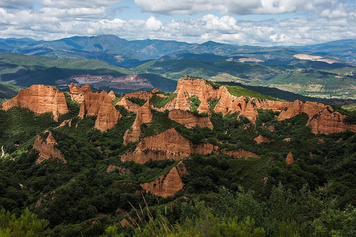 La mina d'or a cel obert més important durant l'Imperi Romà va ser la de Las Médulas, a la comarca del Bierzo (Lleó).