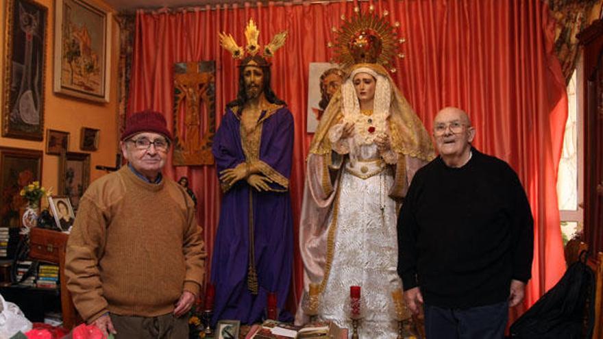 José Baena (izquierda) y su hermano Francisco, esta semana, con las dos tallas de Pérez Hidalgo que conservan en su piso de La Palma.