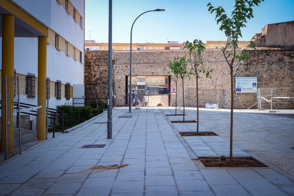 La puerta y el acceso desde Ronda del Pilar, ya terminados.