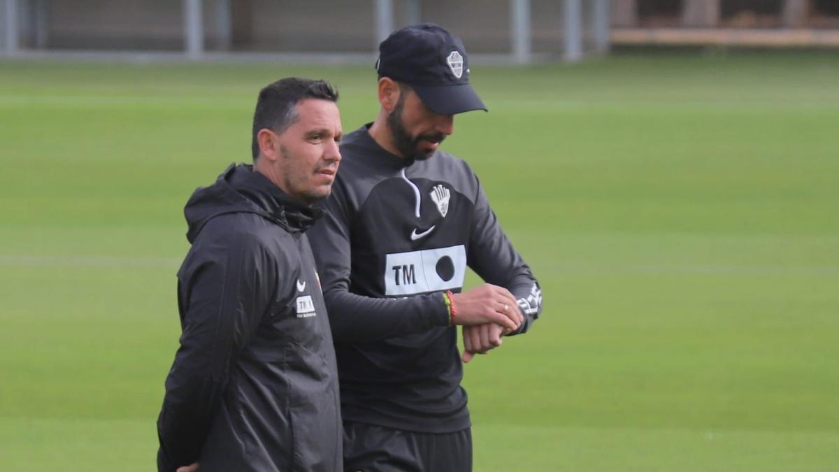 El nuevo entrenador mira su reloj en compañía del utillero Gregory Berenger, con el que coincidió en el Numancia