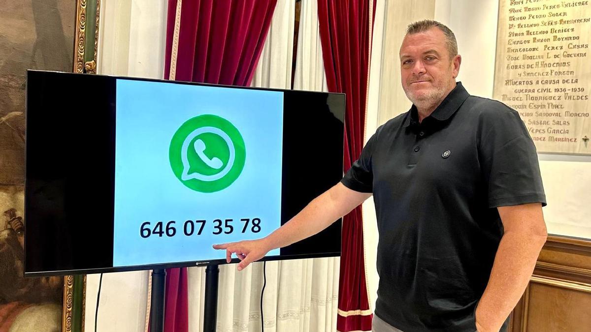 El concejal de Limusa, Juan Miguel Bayonas, presenta el nuevo asistente virtual.