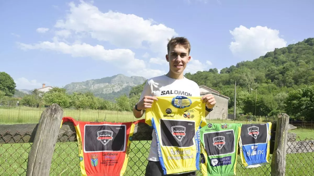 Pantalla gigante en Pola de Laviana para ver a Benjamín Noval en el Mundial de Ciclismo Junior, este jueves
