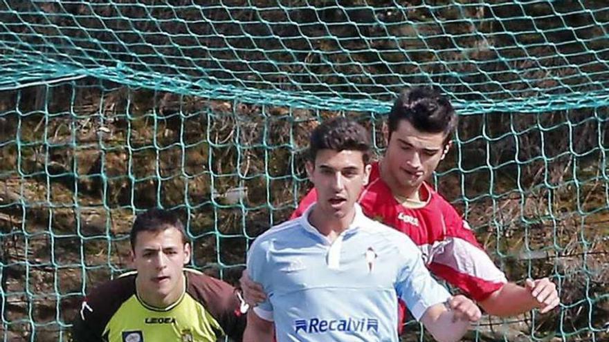 Un jugador del Celta protege el balón, ayer en A Madroa. // Marta G. Brea