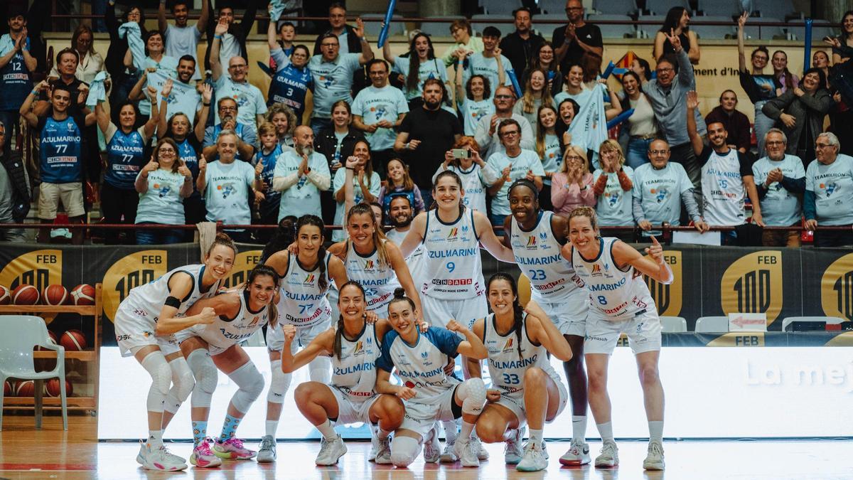 Las jugadores del Azul Marino Viajes Sant Josep celebran su primera victoria con su afición en la fase de ascenso en Inca.