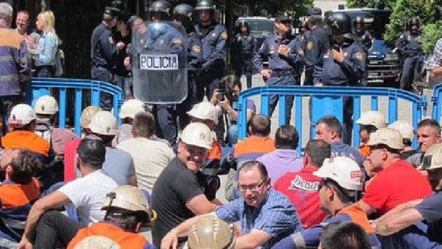 Jorge Fernández avisa a los mineros de que &quot;por la vía de la violencia no conseguirán sus objetivos&quot;