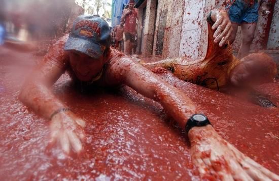 Impactants imatges de la Tomatina de Bunyol