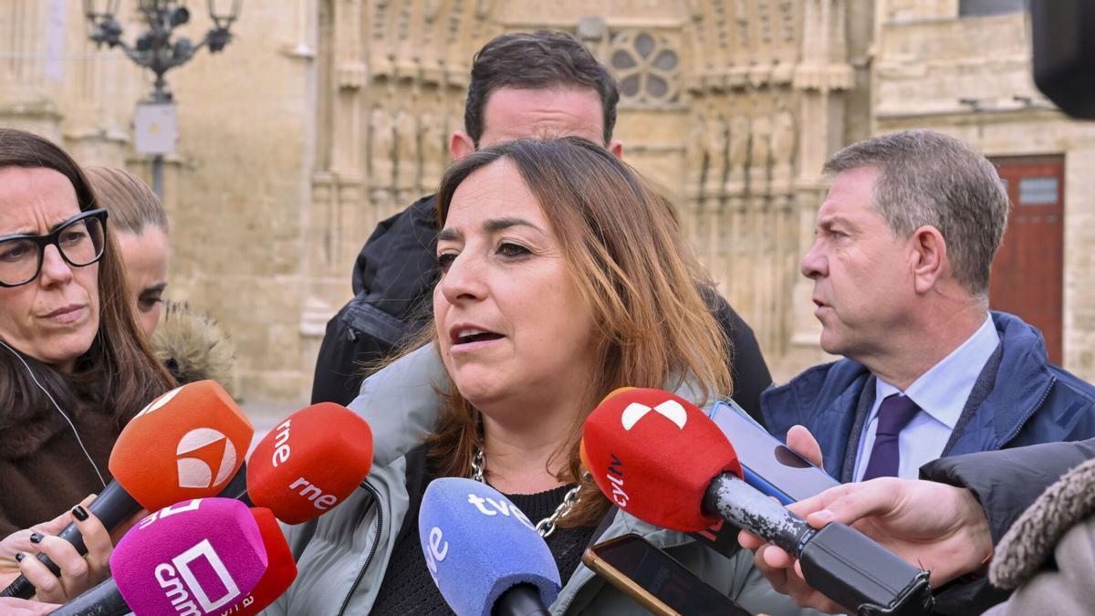 La secretaria general del PSOE de Palencia, Miriam Andrés, en el momento en que ha anunciado que el partido ha iniciado la expulsión del Grupo Socialista en Carrión de los Condes de Manuel Garrido.