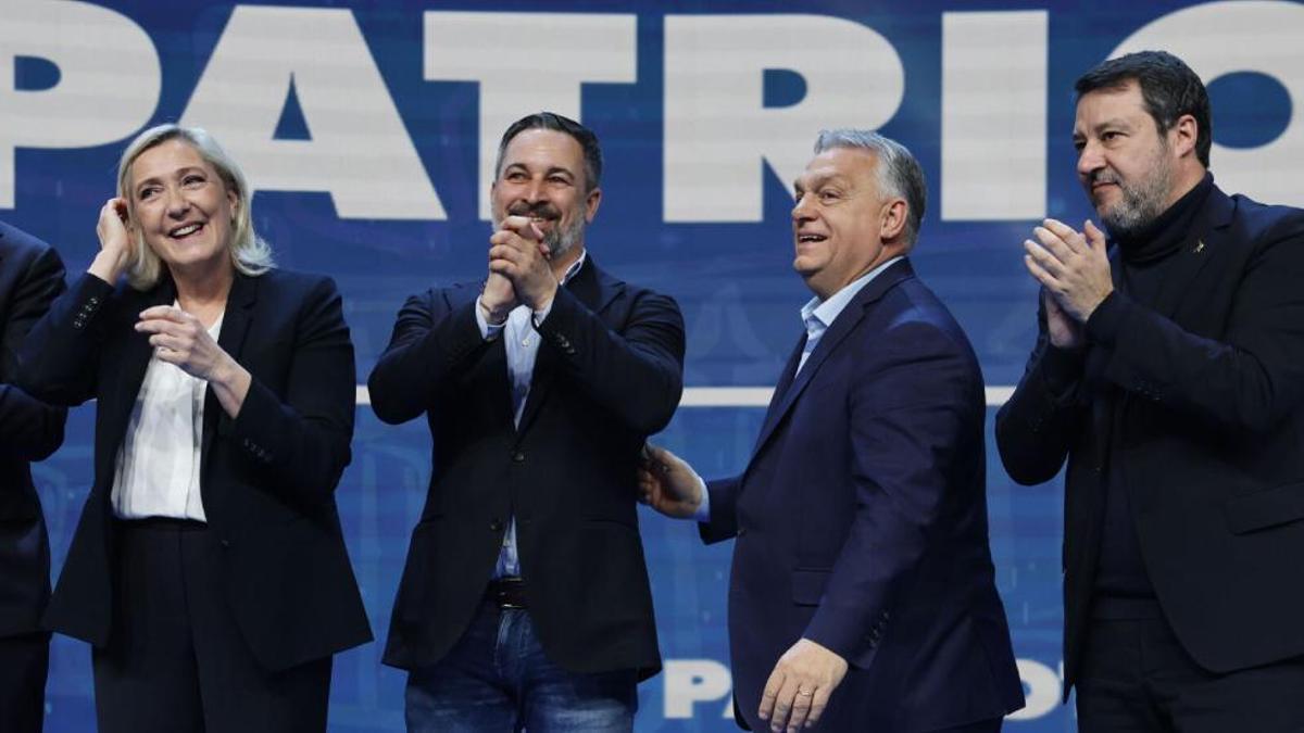El líder de Vox i president dels Patriots, Santiago Abascal (c), amb el primer ministre d’Hongria, Viktor Orbán (2d), la francesa Marine Le Pen (2e), l’italià Matteo Salvini (d) i l’holandès Geert Wilders (e), entre d’altres.