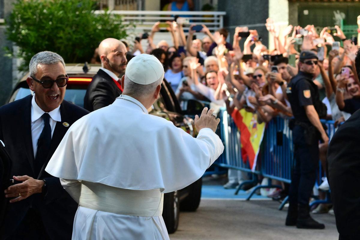 El papa León XIV en su visita este sábado al centro CEDIA 24 Horas, de Cáritas Madrid. El papa León XIV en su visita este sábado al centro CEDIA 24 Horas, de Cáritas Madrid.