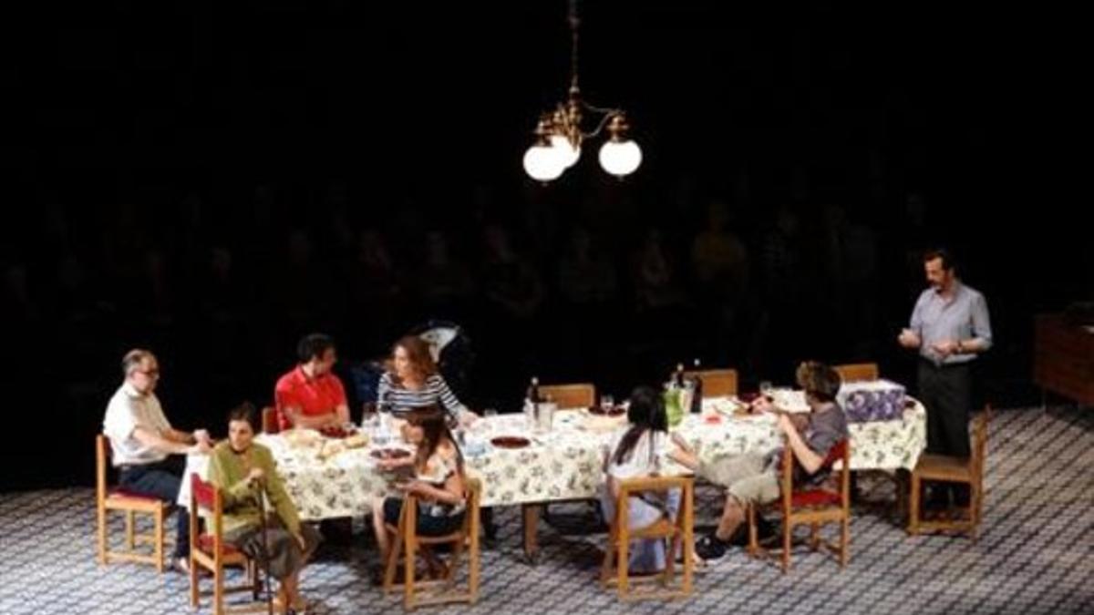 Varios actores en una escena de 'Vilafranca' que se representa con el público a dos bandas en la Sala Fabià Puigserver del Teatre Lliure.