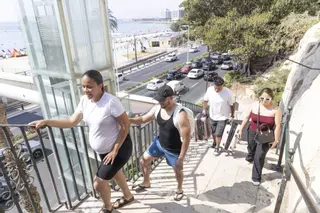 Otro verano sin ascensor para ir a la playa del Postiguet