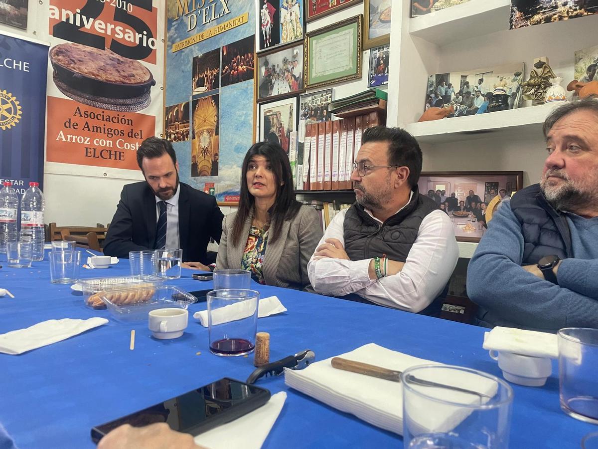 Algunos de los invitados a la tertulia de la Asociación de Amigos del Arroz con Costra de Elche