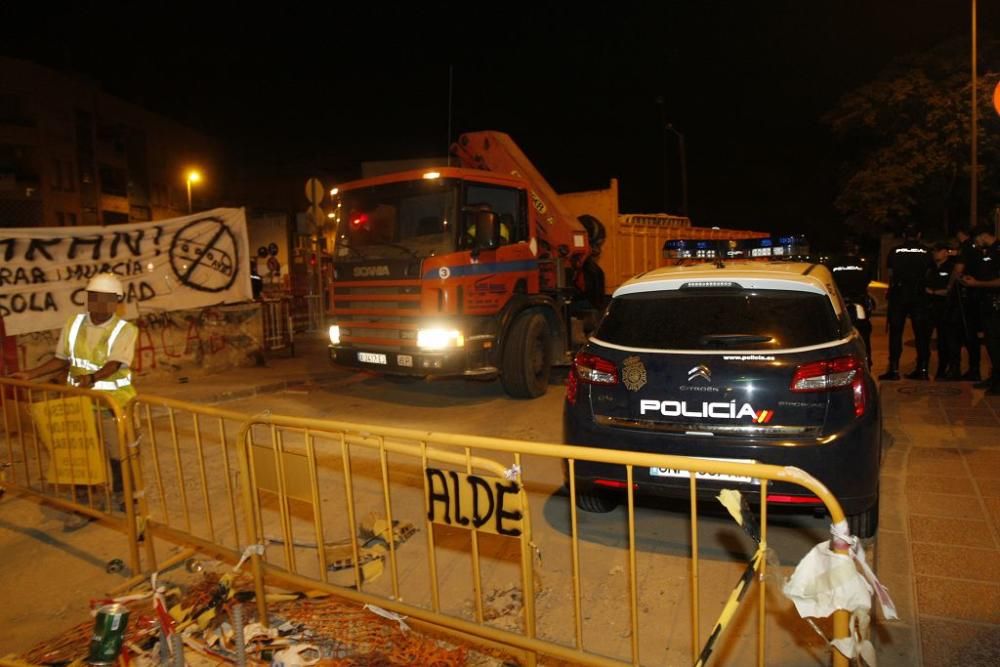 Dos vecinos y un policía heridos durante las prote