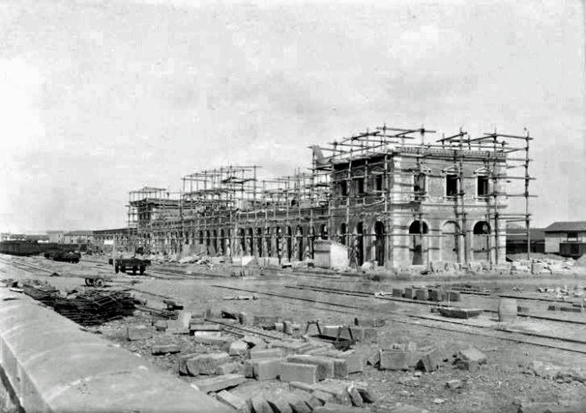 Construcción de la estación del Campo Sepulcro en 1895.