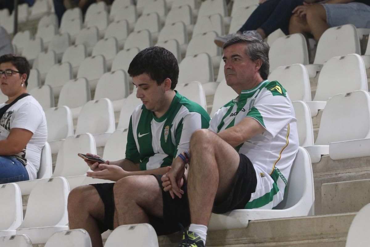 Aficionados en el encuentro de Copa del Rey