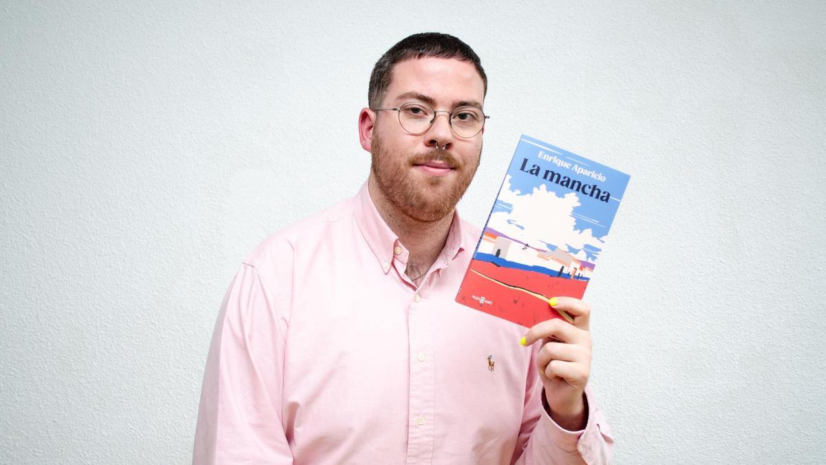 'La mancha', es el primer libro del periodista Enrique Aparicio