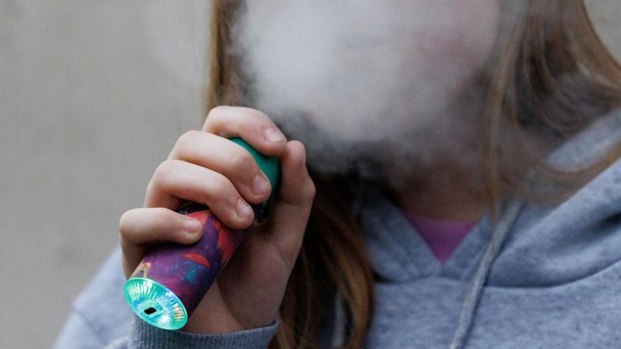 Una adolescente, con un vapeador.