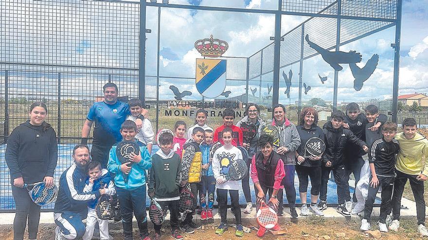 Monfarracinos estrena su nueva pista de pádel de la mano de la escuela de Adrián Ballesteros