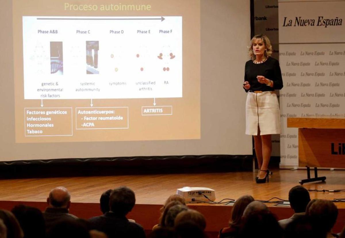 La doctora Mercedes Alperi, durante la charla de ayer.