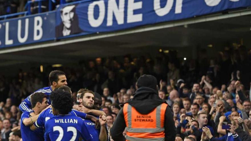 Los jugadores del Chelsea festejan un gol frente a una pancarta de apoyo a Mourinho. // Efe