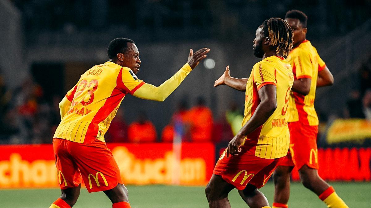 Los jugadores del Lens celebrando el gol de la victoria ante el Toulouse