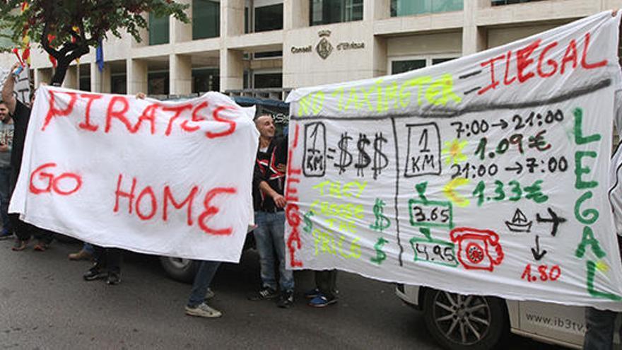 Protesta contra los taxis pirata en la puerta del Consell.