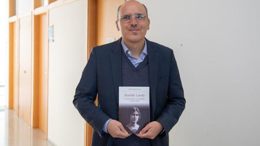 David Ginard posa con su nuevo libro sobre Matilde Landa.