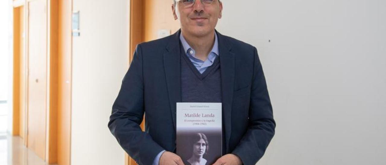 David Ginard posa con su nuevo libro sobre Matilde Landa.