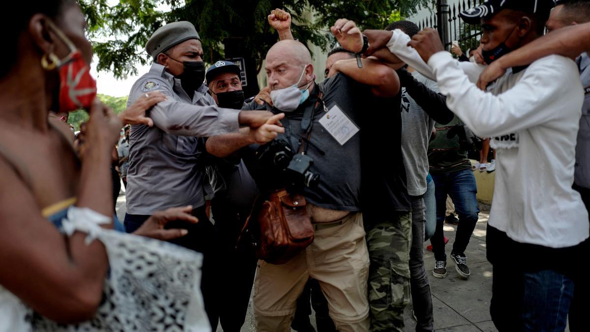 El foto periodista Ramón Espinosa durante el forcejeo con la policía cubana.