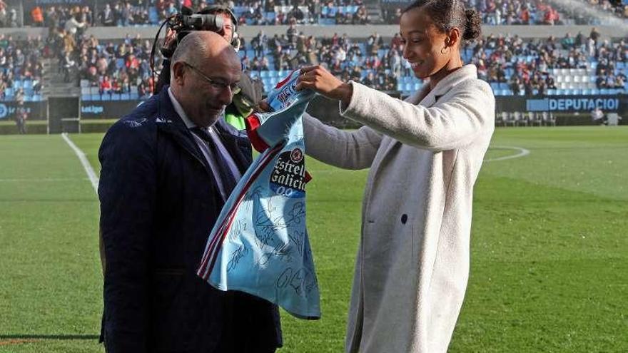 Primitivo Ferro entrega la camiseta del Celta a Peleteiro. // Marta G.Brea