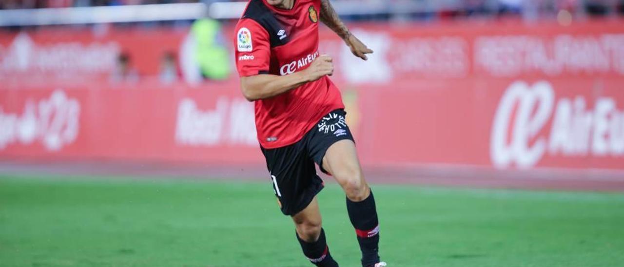 Moutinho conduce el balón durante un partido en el Iberostar Estadio.