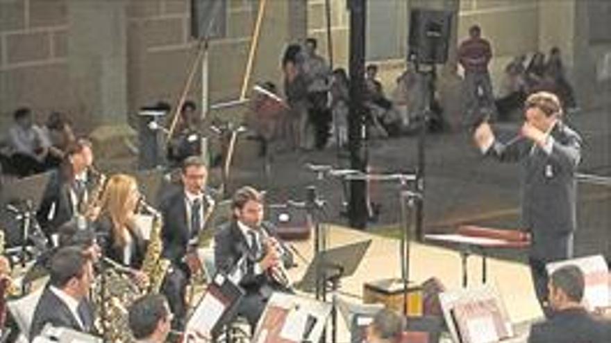 La banda municipal ofrece un concierto en el teatro López de Ayala