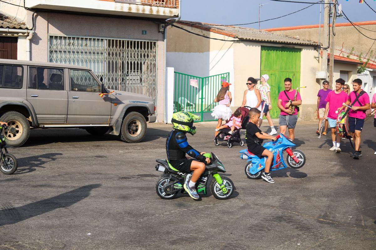 GALERÍA| Coreses es una fiesta con sus peñas y carrozas